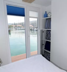 Hisa na vodi v marini portoroz