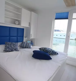 Hisa na vodi v marini portoroz