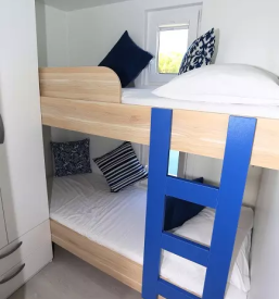 Hisa na vodi v marini portoroz