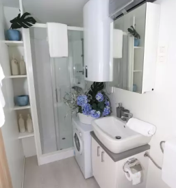 Hisa na vodi v marini portoroz