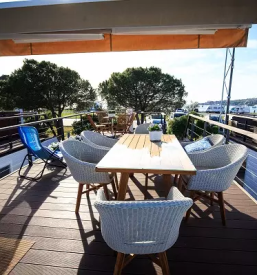 Hisa na vodi v marini portoroz