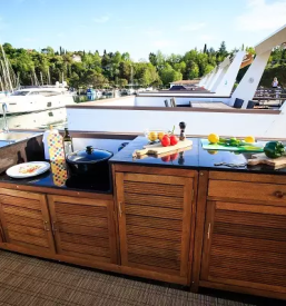 Hisa na vodi v marini portoroz