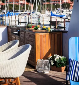 Hisa na vodi v marini portoroz