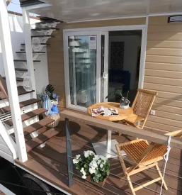 Hisa na vodi v marini portoroz