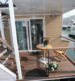 Hisa na vodi v marini portoroz