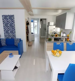 Hisa na vodi v marini portoroz