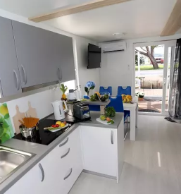 Hisa na vodi v marini portoroz