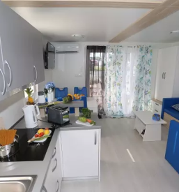 Hisa na vodi v marini portoroz