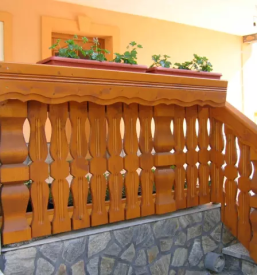 Lesene balkonske ograje po naročilu Slovenija