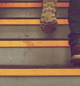 Zarisovanje protizdrsnih crt na stopnicah slovenija