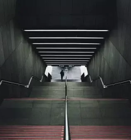 Zarisovanje protizdrsnih crt na stopnicah slovenija