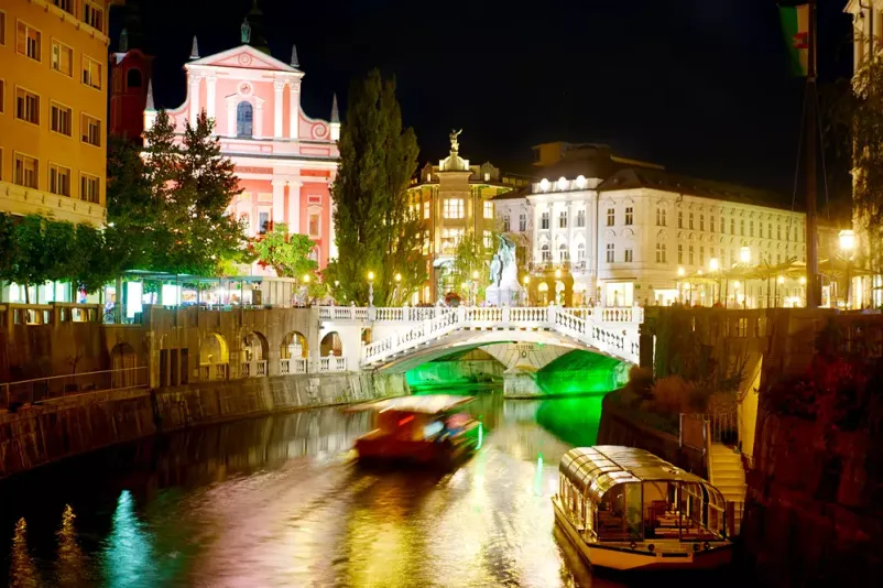Privoščite si vožnjo z ladjico po reki Ljubljanici
