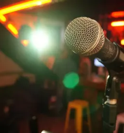 Najem stand up komika v sloveniji