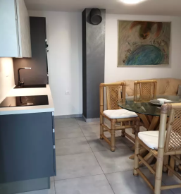 Ugoden apartma koper, okolica