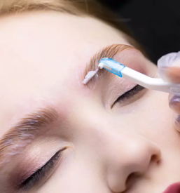 Laminacija obrvi in licenje celje