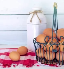 Domaca jajca sentvid pri sticni