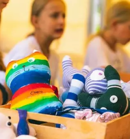 Sivanje unikatnih torbic igrac tihe knjige skofja loka