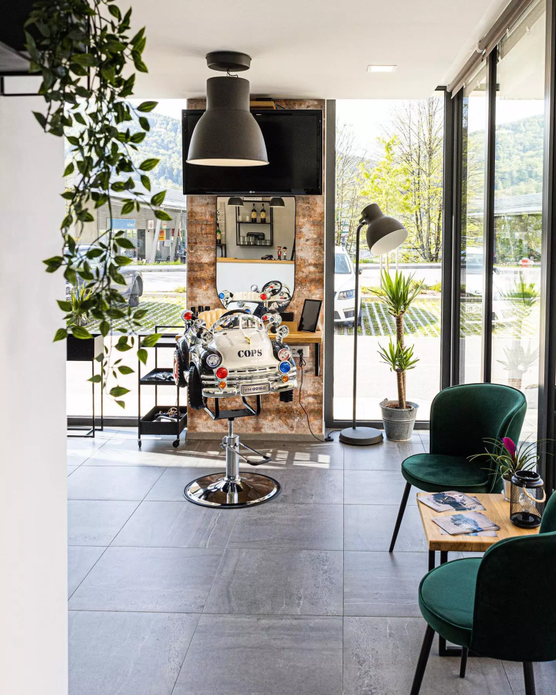 Komu lahko zaupate z dobrim moškim ali otroškim striženjem? Na Svinjskem je to brivnica Podrožnik!