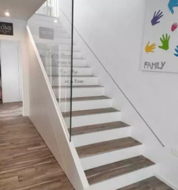 Stopnice s stekleno steno