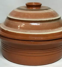 Ročno izdelana lončena posoda