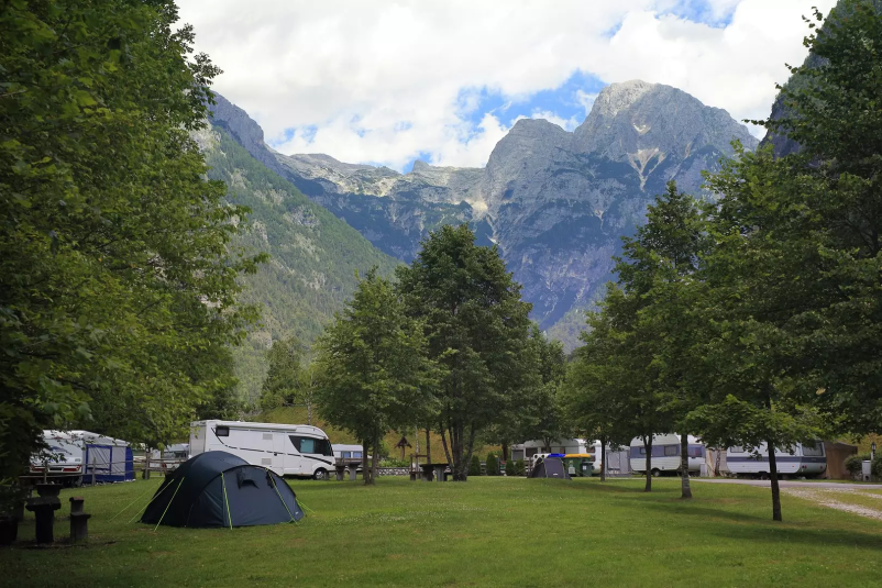 Dober kamp Trenta ob reki Soči