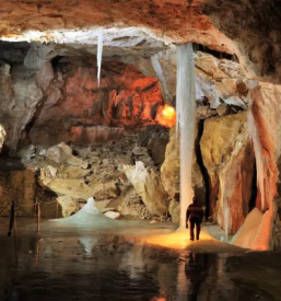 Voden ogled snežne jame na raduhi, slovenija