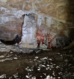 Voden ogled snežne jame na raduhi, slovenija