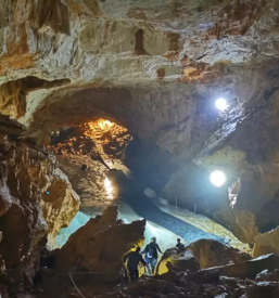 Voden ogled snezne jame na raduhi slovenija