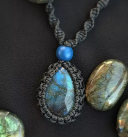 Trgovina in prodaja nakita s kristali in bizuterijo