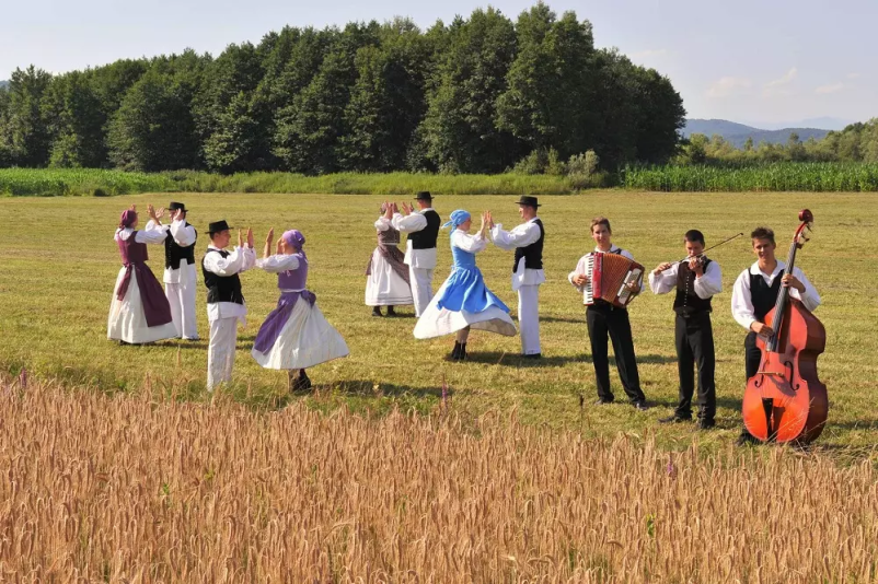 Folklorna skupina Ljubljana, okolica