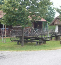 Vodeni ogledi muzeja mlina na veter in barocne cerkve svetega duha na stari gori