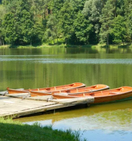 Vodeni ogledi muzeja mlina na veter in barocne cerkve svetega duha na stari gori