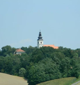 Vodeni ogledi muzeja mlina na veter in barocne cerkve svetega duha na stari gori