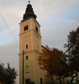 Vodeni ogledi muzeja mlina na veter in barocne cerkve svetega duha na stari gori
