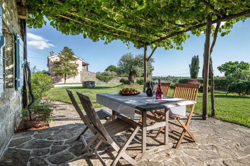 Cheap house with a swimming pool Šmarje