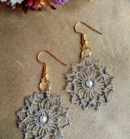 Uhani iz idrijske čipke