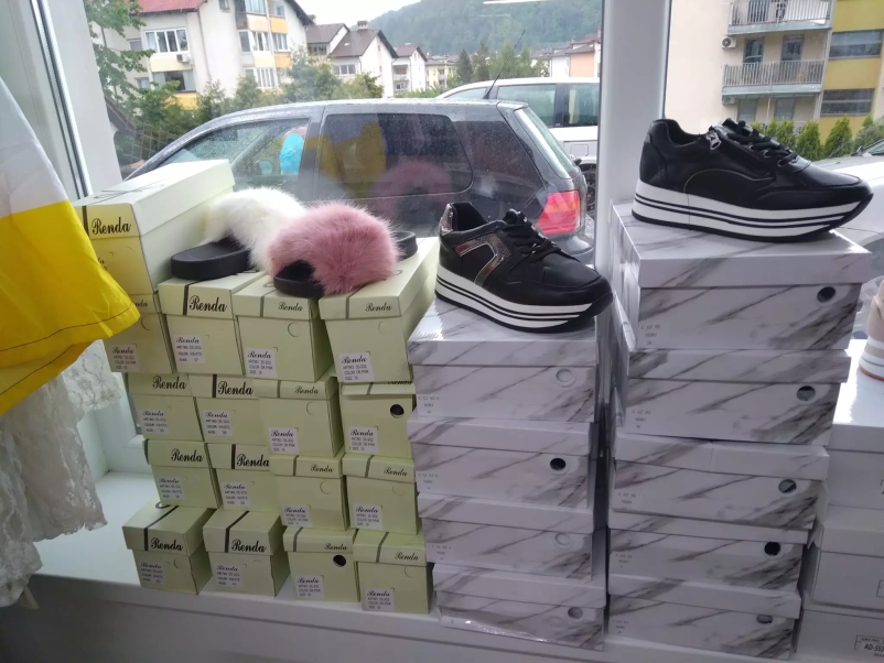 Ugodna trgovina z oblačili in čevlji Litija