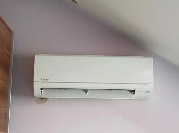 montaža notranje enote klimatske naprave v objektu v Ljubljani 