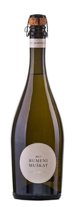 Steklenica penečega vina Rumeni muškat, ki ga pridelujemo v okolici Kopra