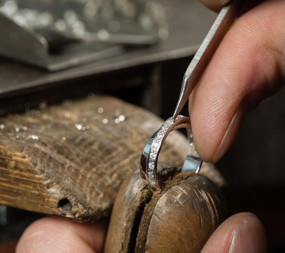 V našem zlatarstvu v Ivančni Gorici nudimo velik izbor nakita