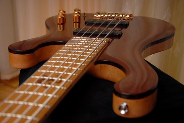 Kvalitetno in cenovno ugodno izdelane bas kitare!