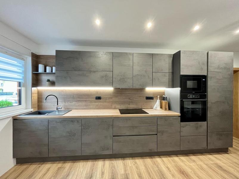 Siva moderna kuhinja