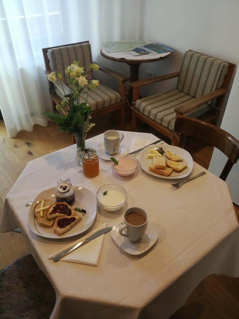 Vabljeni v prijetne sobe z alpskim zajtrkom na Bledu!