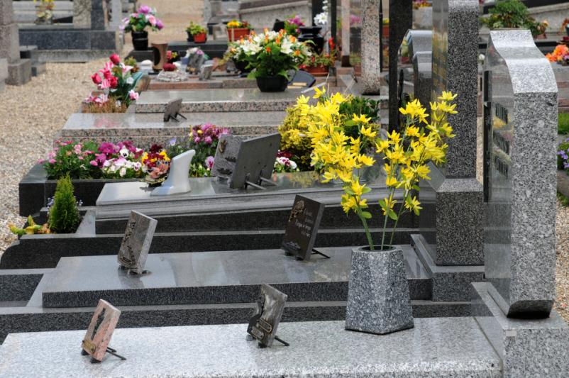 Nagrobni spomeniki in gravura Postojna