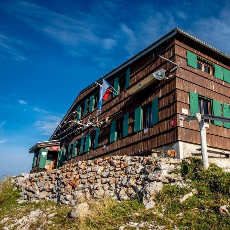 Prešernova planinska koča na Stolu vas pričakuje