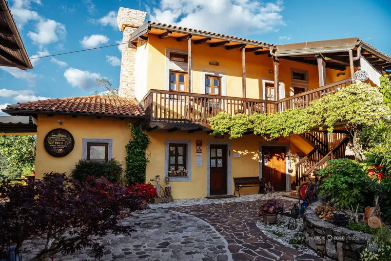 Turistična kmetija s prenočišči v Brdih