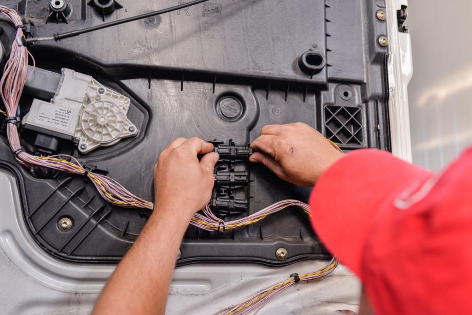  Avtomehanik opravlja tehnični pregled