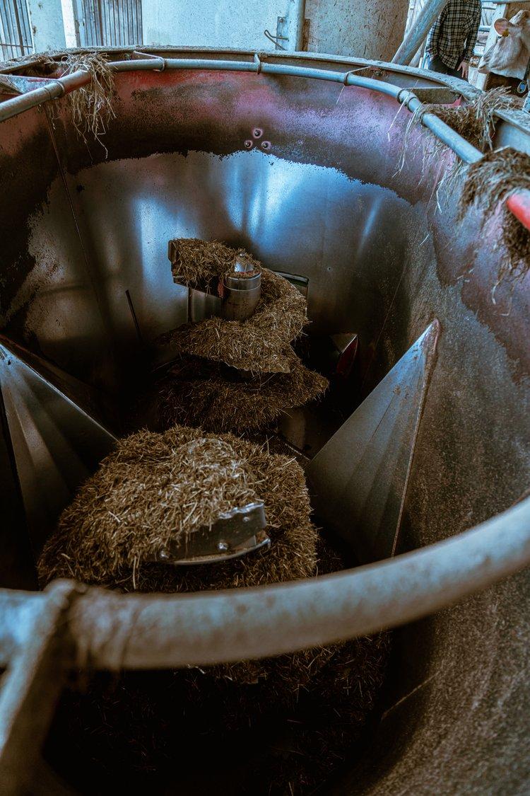 Automatic feeding system for livestock farming