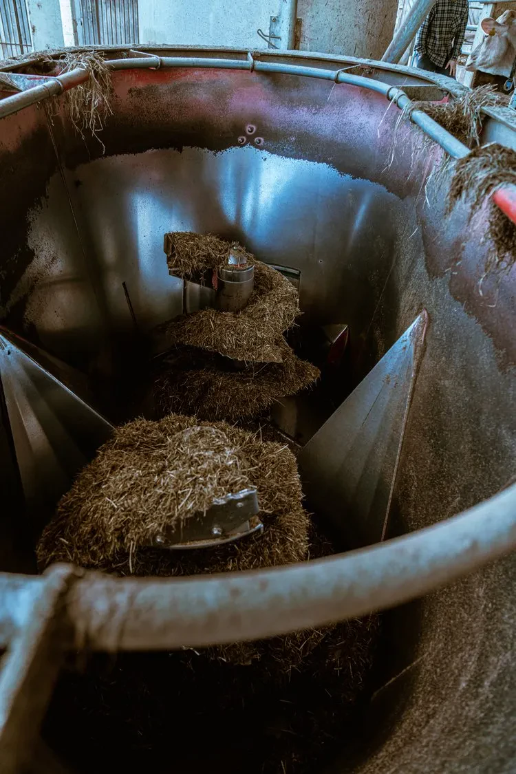 Automatic feeding system for livestock farming