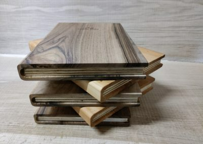 Wir fertigen massive Tische, die jeden Raum aufwerten und zum Mittelpunkt Ihrer Einrichtung stellen.